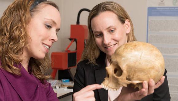 ד"ר רחל שריג וצוות חוקרים מצאו שיניים של אדם מודרני ואדם ניאנדרטלי מלפני כ-40,000 שנה