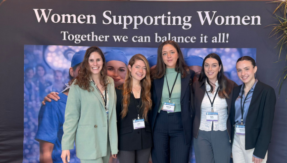 סטודנטיות לרפואה בסימפוזיון לכירורגיה