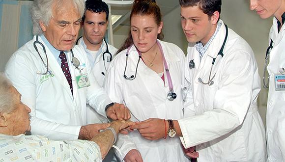 לקרוא כתב יד של רופא לעתיד קורס ייחודי מלמד סטודנטים לרפואה אמפתיה וכבוד לאדם באמצעות יצירות ספרותיות 