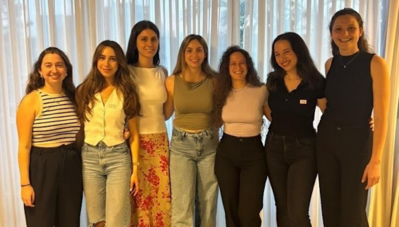 בתמונה מימין לשמאל: יעל ליבר, חיה חביב, אור ארליך פיינגולד, שירה איידלהייט, לירון שיין, גליה בוכמן לובצקי, נגה למפל.