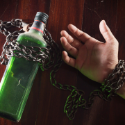 הימורים, משככי כאבים וחומרים פסיכואקטיביים: כיצד המלחמה משפיעה על התמכרויות? מאת ד״ר פאולה רושקה 